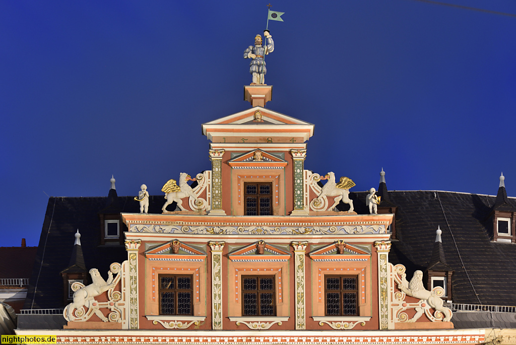 Erfurt. Geschäftshaus 'Zum Breiten Herd' erbaut 1584 als Haus des Ratsmeisters und Stadtvoigt Heinrich von Denstedt. Giebel. Fischmarkt 13