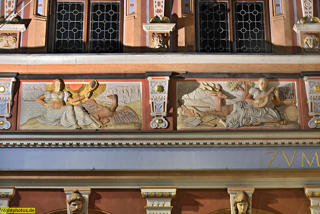 Erfurt. Geschäftshaus 'Zum Breiten Herd' erbaut 1584 als Haus des Ratsmeisters und Stadtvoigt Heinrich von Denstedt. Fries mit Reliefs der 5 Sinne. Fischmarkt 13