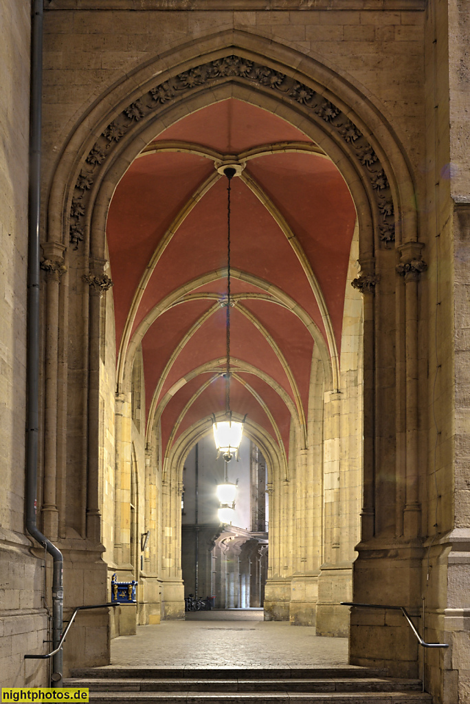 Erfurt. Rathaus. Neugotisch erbaut 1869-1875 von Theodor Sommer. Spitzbogen Arkaden mit Kreuzrippengewölbe. Fischmarkt