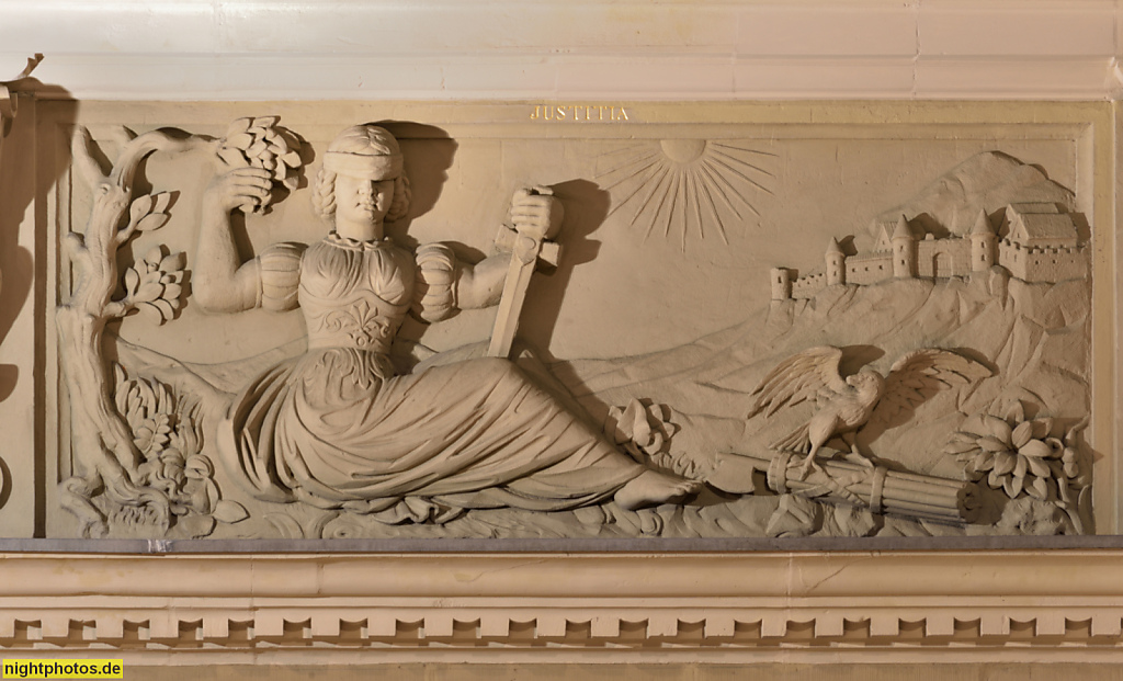 Erfurt. Geschäftshaus Zum Stötzel als Gildehaus erbaut 1883 von Carl Frühling. Fassadendetail mit Relief. Allegorie zur Gerechtigkeit 'Justitia'