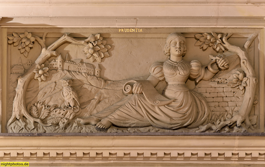 Erfurt. Geschäftshaus Zum Stötzel als Gildehaus erbaut 1883 von Carl Frühling. Fassadendetail mit Relief. Allegorie zur Klugheit 'Prudentia'