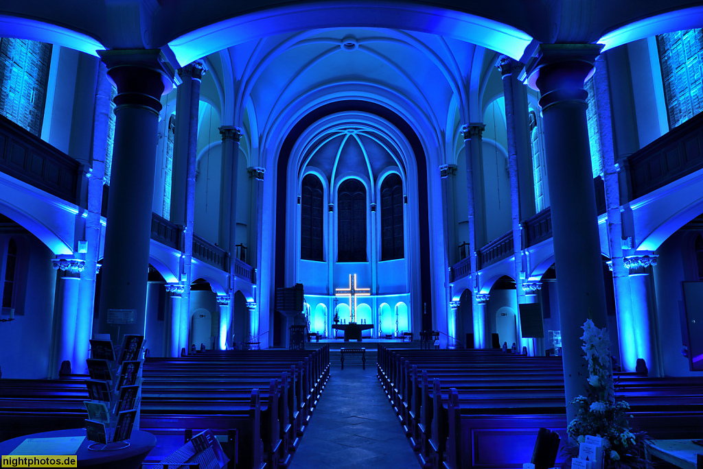 Berlin Schöneberg. Evangelische Zwölf-Apostel-Kirche. Erbaut 1871-1874 nach Plan von Friedrich August Stüler. Illumination von LichtWerk Berlin. An der Apostelkirche