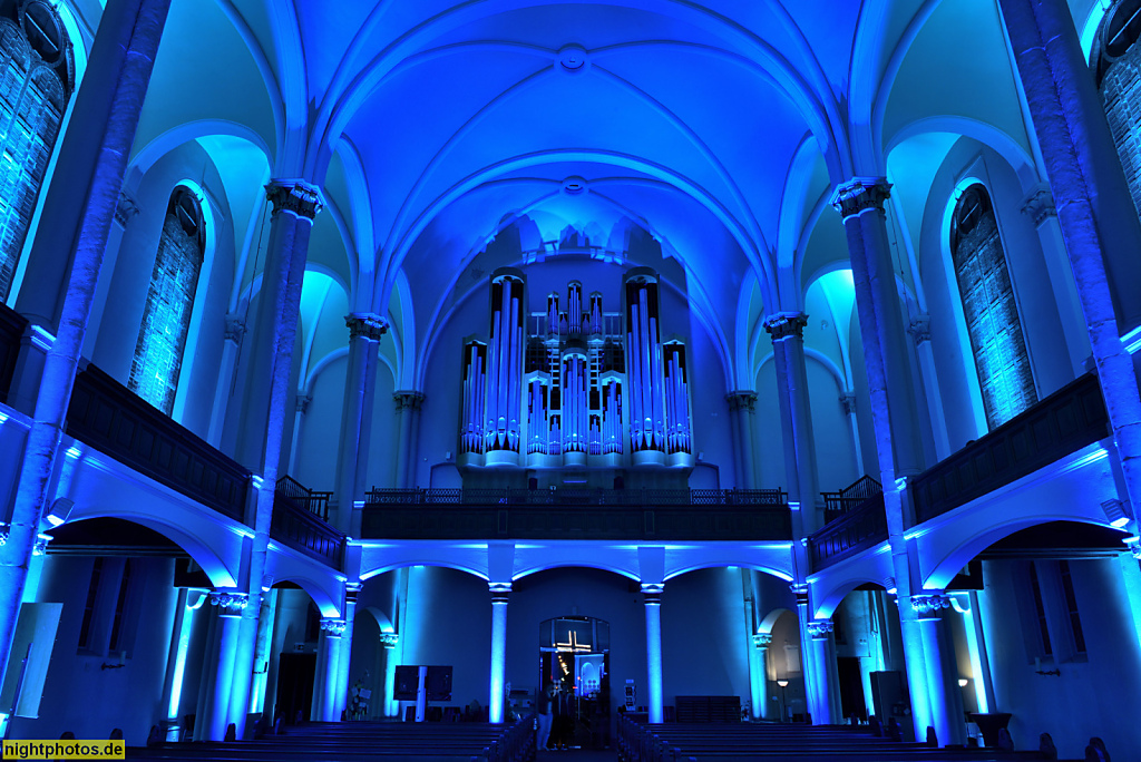 Berlin Schöneberg. Evangelische Zwölf-Apostel-Kirche. Erbaut 1871-1874 nach Plan von Friedrich August Stüler. Illumination von LichtWerk Berlin. An der Apostelkirche