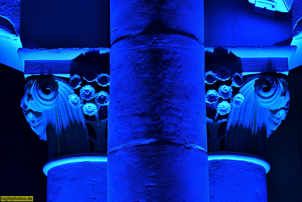 Berlin Schöneberg. Evangelische Zwölf-Apostel-Kirche. Erbaut 1871-1874 nach Plan von Friedrich August Stüler. Illumination von LichtWerk Berlin. An der Apostelkirche