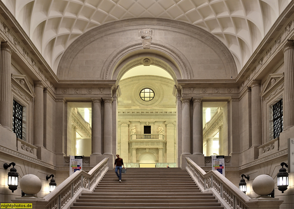 Berlin Mitte. Staatsbibliothek zu Berlin. Erbaut 1903-1914 von Ernst Ihne in Neobarock für Kaiser Wilhelm II. Hauptportal Treppenhalle. Unter den Linden 8