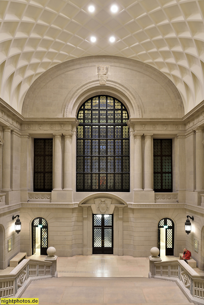 Berlin Mitte. Staatsbibliothek zu Berlin. Erbaut 1903-1914 von Ernst Ihne in Neobarock für Kaiser Wilhelm II. Hauptportal Treppenhalle. Unter den Linden 8