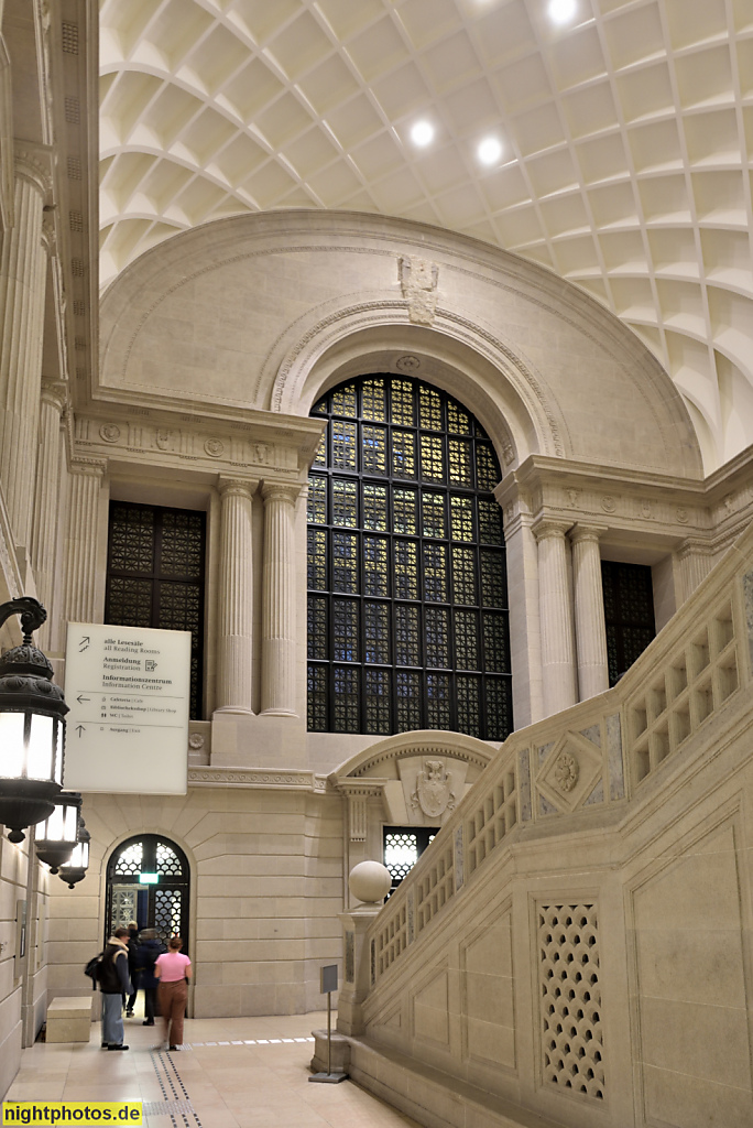Berlin Mitte. Staatsbibliothek zu Berlin. Erbaut 1903-1914 von Ernst Ihne in Neobarock für Kaiser Wilhelm II. Hauptportal Treppenhalle. Unter den Linden 8