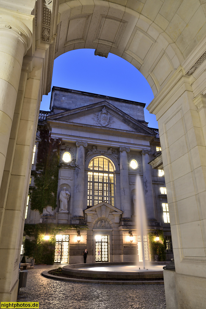 Berlin Mitte. Staatsbibliothek zu Berlin. Erbaut 1903-1914 von Ernst Ihne in Neobarock für Kaiser Wilhelm II. Hauptportal im ersten Innenhof. Unter den Linden 8