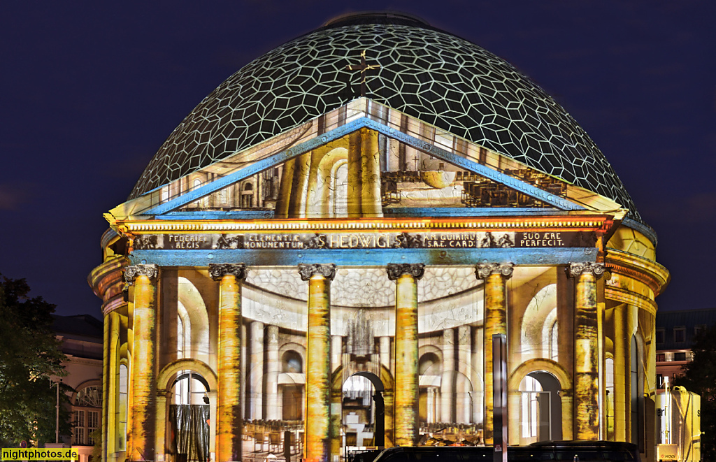 Berlin Mitte. St. Hedwig-Kathedrale. Erbaut 1747-1773 von Johann Boumann nach Plänen von Georg Wenzeslaus von Knobelsdorff und Jean-Laurent Legeay. Umbau 2020-2024 von Sichau und Walther. Bauherr Erzbischof Dr. Heiner Koch. Bebelplatz. Illumination