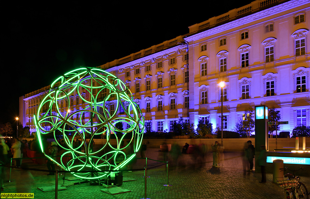 Berlin Mitte. Lichtinstallation vor illuminiertem Humboldt-Forum. Festival of Lights 2024