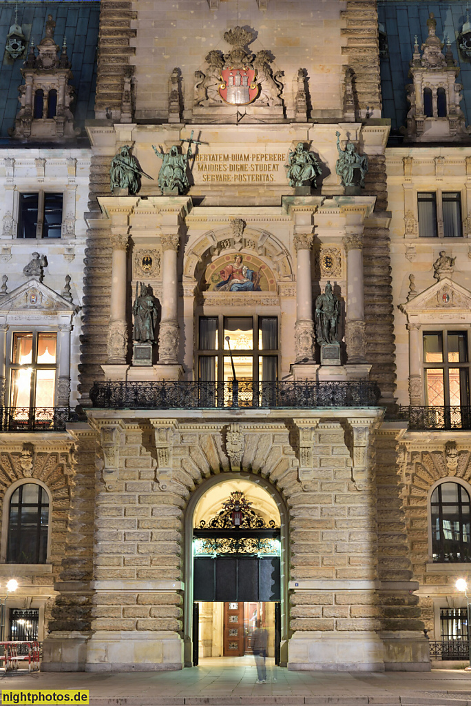 Hamburg Rathaus. Erbaut 1886-1897 von Martin Haller und Leopold Lamprecht und anderen in Neorenaissance aus Sandstein mit Mittelturm. Rathausmarkt