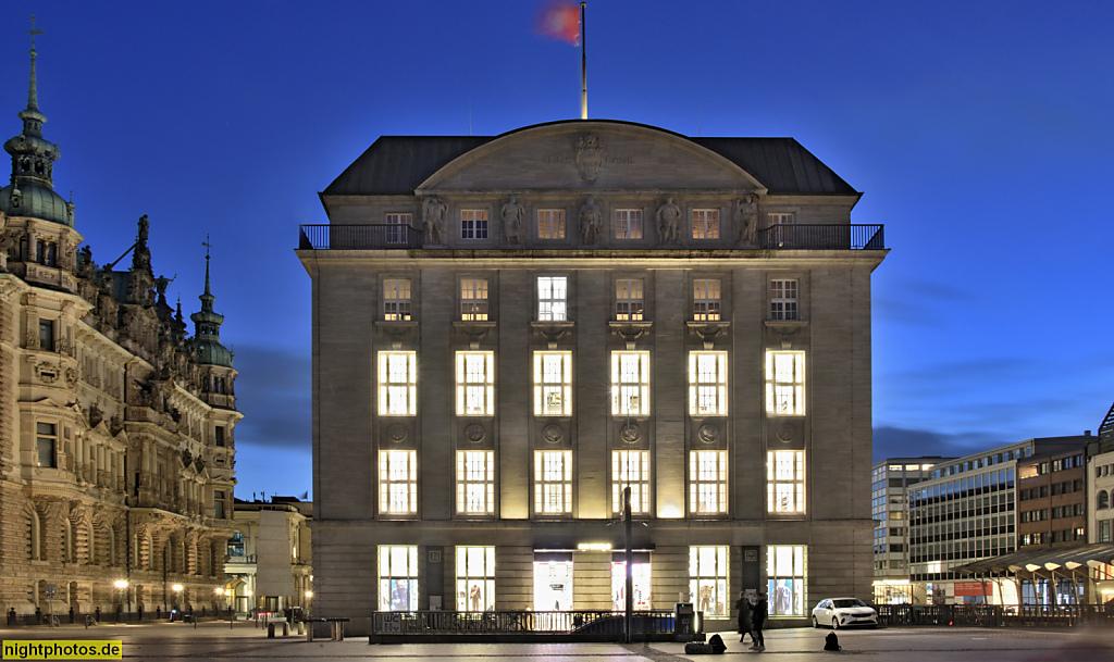 Hamburg Uniqlo Kaufhaus. Erbaut 1914-1919 als Bankgebäude von der Bauverwaltung der Reichsbank. Alter Wall 2