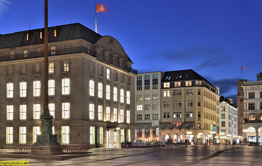 Hamburg Uniqlo Kaufhaus. Erbaut 1914-1919 als Bankgebäude. Schleusenbrücke und Poststrasse