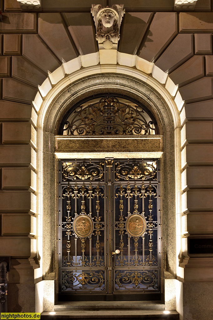 Hamburg. Haller-Haus. Erbaut 1899 von Martin Haller für Dresdner Bank. Fassade saniert und Aufstockung von Nüthen Restaurierungen. Sanierung 2019-2021 von LH Architekten Landwehr Henke und Partner. Jungfernstieg 22