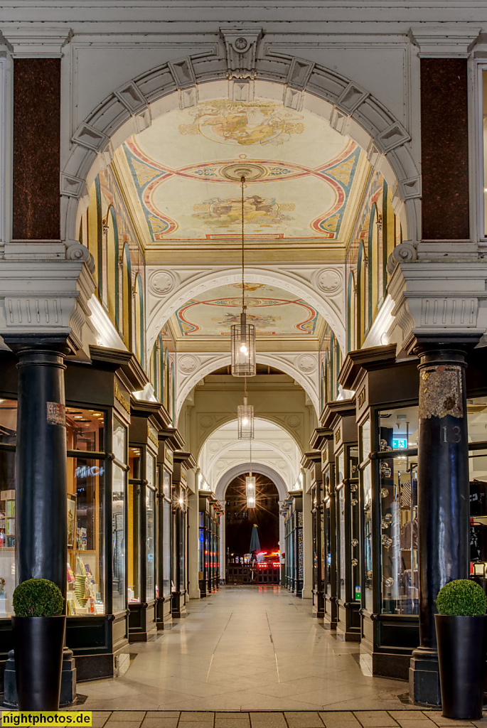 Hamburg. Mellinpassage in den Alsterarkaden. Erbaut 1843-1846 von Alexis de Chateauneuf an der Kleinen Alster. Jugendstil Deckenmalerei
