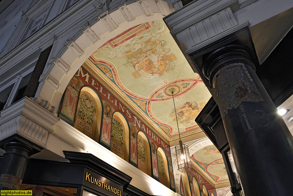 Hamburg. Mellinpassage in den Alsterarkaden. Erbaut 1843-1846 von Alexis de Chateauneuf an der Kleinen Alster. Jugendstil Deckenmalerei