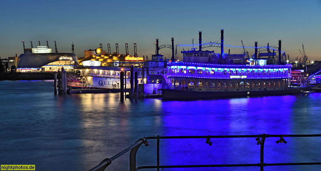 Hamburg. Cityhafen. Heckraddampfer 'Mississippi Queen' erbaut 1987 von Werft De Hoop Lobith und 'Lousiana Star' erbaut 1999 von Deutsche Binnenwerften Tangermünde