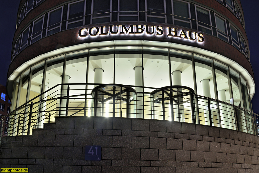 Hamburg. Büro- und Geschäftshaus. Hanseatic Trade Center mit Columbushaus (rechts) erbaut 2002 von Architekten Nägele Hofmann Tiedemann und Partner. Am Sandtorkai 38-41