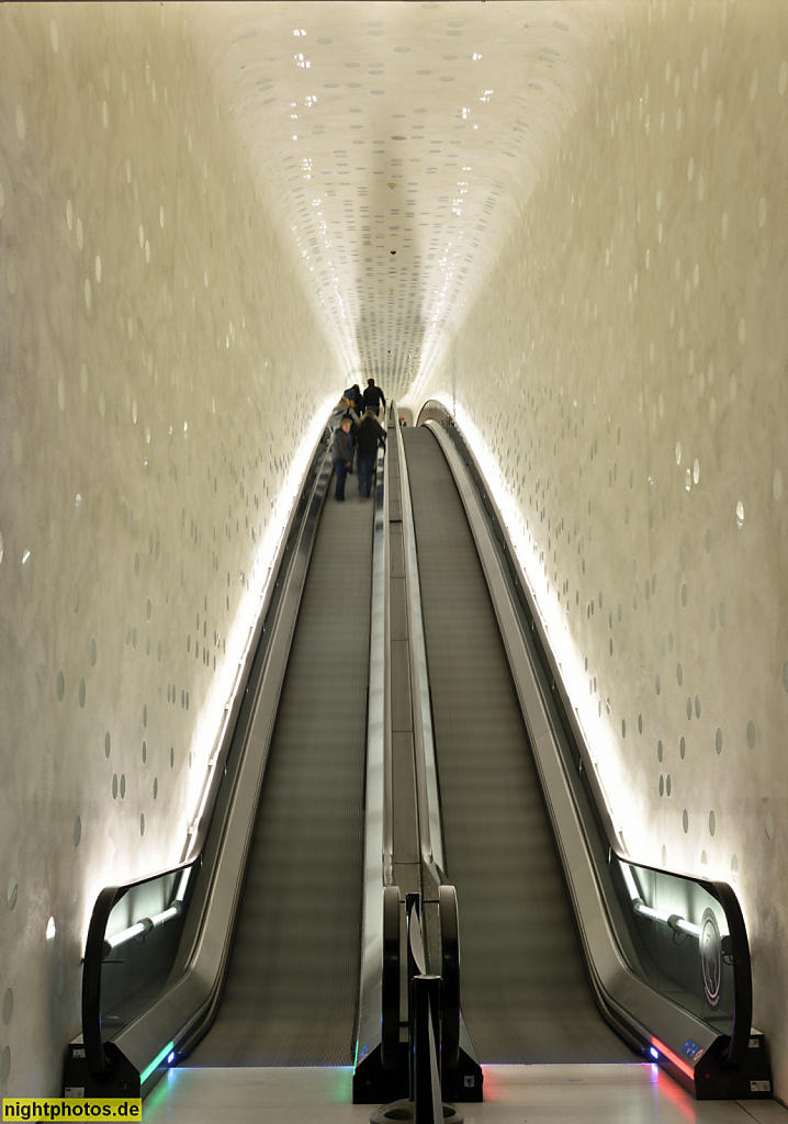 Hamburg. Elbphilharmonie. Erbaut 2007-2016 von Architekturbüro Herzog & de Meuron auf dem Kaispeicher A von 1963 durch Hochtief. Fahrtreppe
