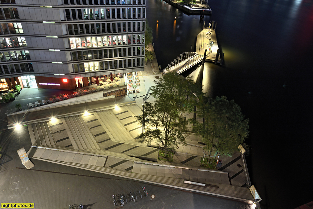Hamburg. Platz der deutschen Einheit. Johannes-Dalmann-Haus mit Restaurant Carls Bistro und Carls Weinbar. Schiffsanleger Elbphilharmonie. Fähre 72. Am Kaiserkai