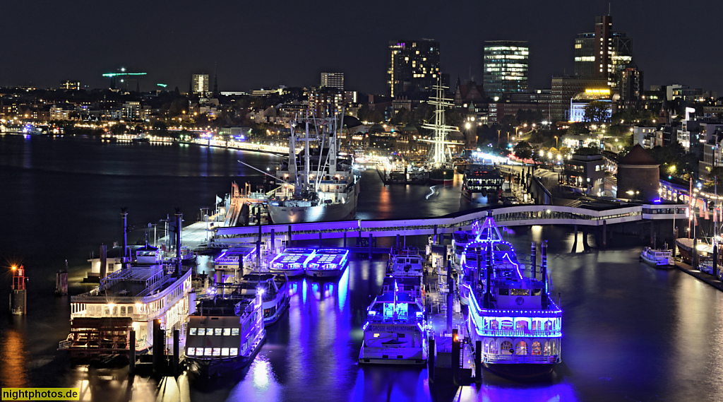 Hamburg. Cityhafen. Heckraddampfer 'Mississippi Queen' erbaut 1987 von Werft De Hoop Lobith und 'Lousiana Star' erbaut 1999 von Deutsche Binnenwerften Tangermünde