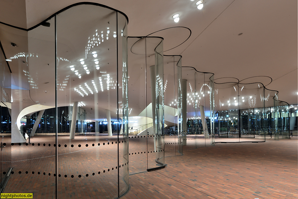 Hamburg. Elbphilharmonie. Erbaut 2007-2016 von Architekturbüro Herzog & de Meuron auf dem Kaispeicher A von 1963 durch Hochtief. Aussichtsebene