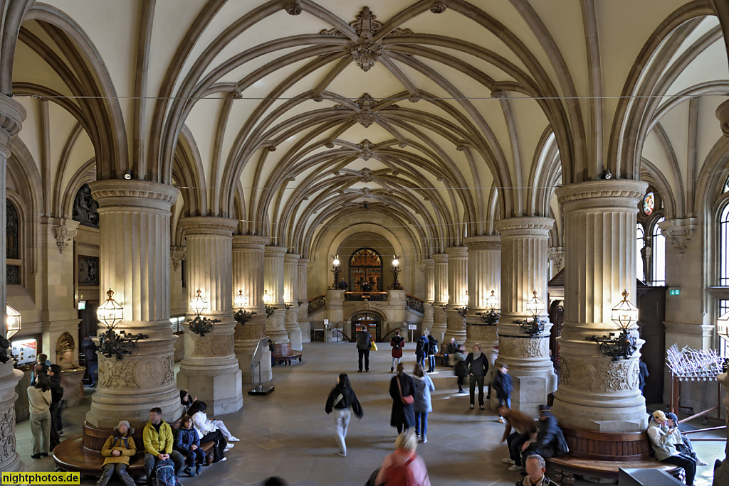 Hamburg Rathaus erbaut 1886-1897 von Martin Haller in Neorenaissance. Eingangsbereich als Säulenhalle 'Diele'