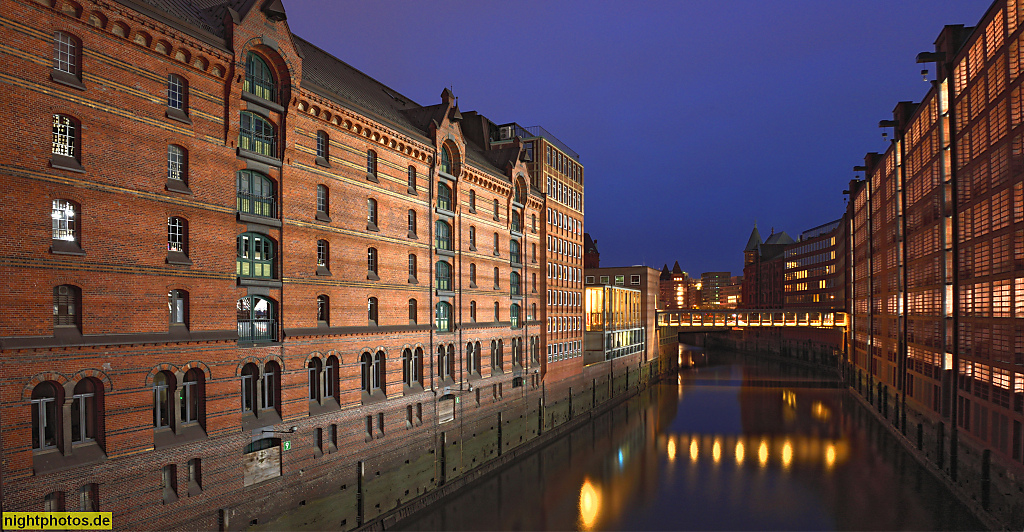 Hamburg Speicherstadt. Brooksfleet. Speicher erbaut 1887-1888 von Georg Thielen als Backsteinbau (links). Parkhaus Speicherstadt (rechts). Verbindungssteg der Kaffebörse