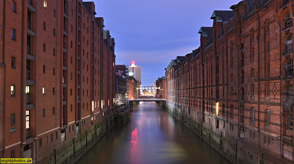 Hamburg Speicherstadt. Brooksfleet. Speicher erbaut 1887-1888 von Georg Thielen als Backsteinbau (rechts). Am Sandtorkai erbaut 1885-1888 (links). Hinten Sandbrücke und Columbushaus