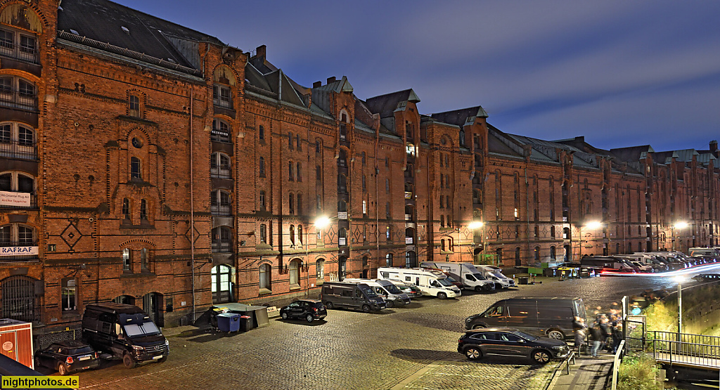 Hamburg Speicherstadt. Speicher erbaut 1887-1888 von Georg Thielen als Backsteinbau. Kibbelsteg über Zollkanal. Brook 3-9