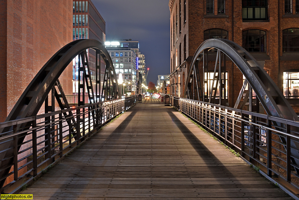 Hamburg Speicherstadt. Speicher erbaut 1885-1888 als Backsteinbau. Kibbelsteg über Brooksfleet erbaut 2000-2001 von gmp. Am Sandtorkai 23