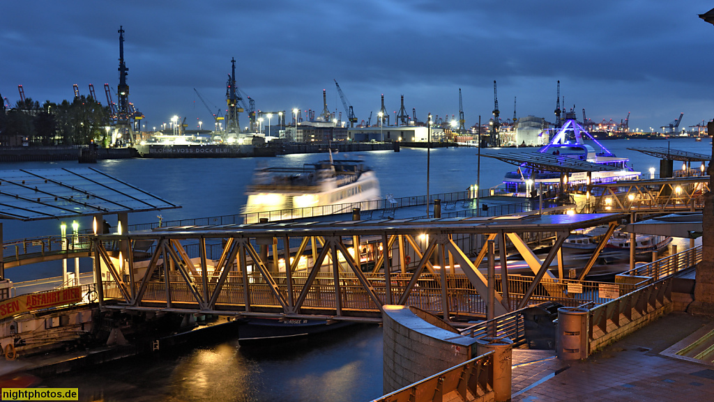Hamburg. St. Pauli. Landungsbrücken. Erbaut 1907-1909 von Architektengemeinschaft Raabe und Wöhlecke. Brücke 3 und 4. Wiederaufbau 1953-1955. Hinten Blohm und Voss Docks