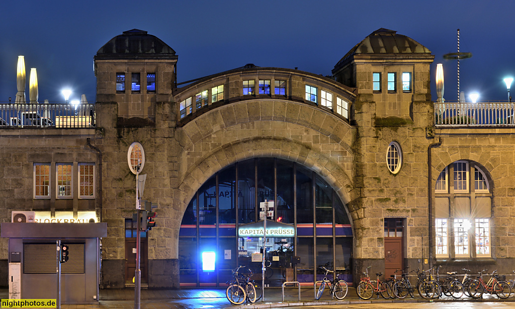 Hamburg. St. Pauli. Landungsbrücken. Wasserschutzpolizei. Erbaut 1907-1909 aus Tuffstein von Ludwig Raabe und Otto Wöhlecke. Bauplastik von Arthur Bock. Wiederaufbau 1953-1955