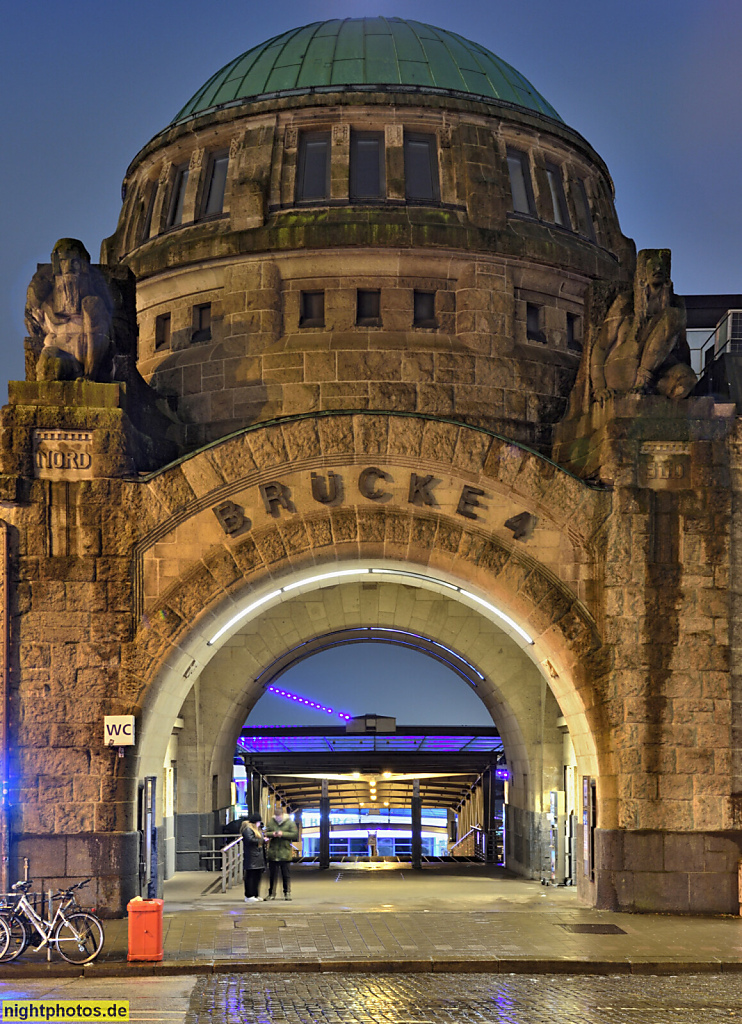 Hamburg. St. Pauli. Landungsbrücken. Brücke 4. Erbaut 1907-1909 aus Tuffstein von Ludwig Raabe und Otto Wöhlecke mit Rundkuppel. Bauplastik von Arthur Bock. Wiederaufbau 1953-1955