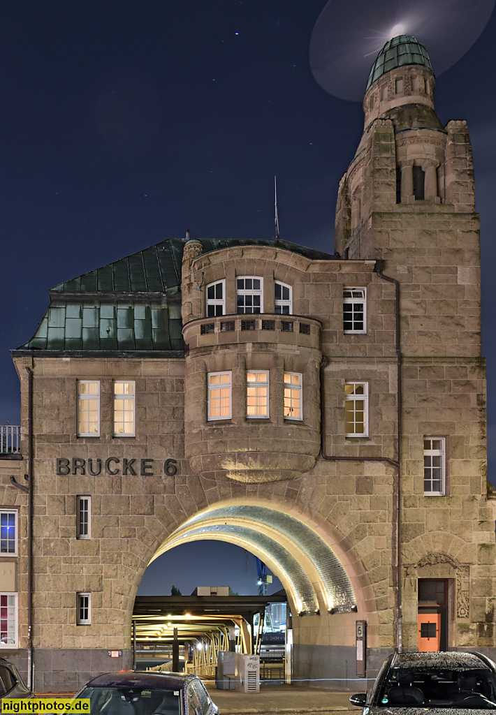 Hamburg. St. Pauli. Landungsbrücken. Brücke 6. Erbaut 1907-1909 aus Tuffstein von Ludwig Raabe und Otto Wöhlecke. Bauplastik von Arthur Bock. Wiederaufbau 1953-1955