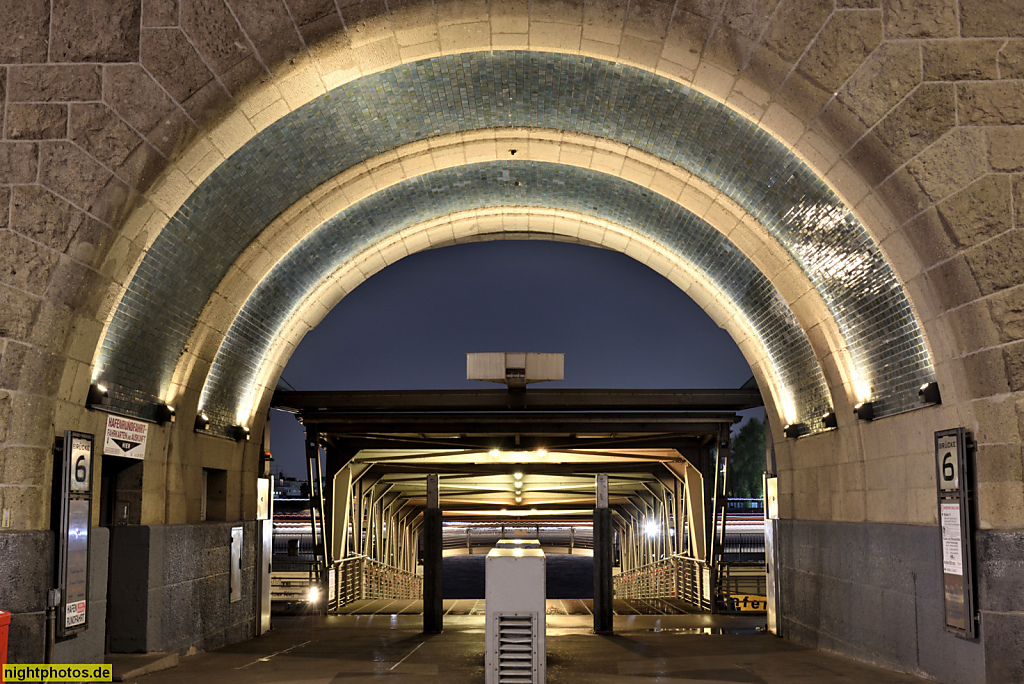 Hamburg. St. Pauli. Landungsbrücken. Brücke 6. Erbaut 1907-1909 aus Tuffstein von Ludwig Raabe und Otto Wöhlecke. Wiederaufbau 1953-1955