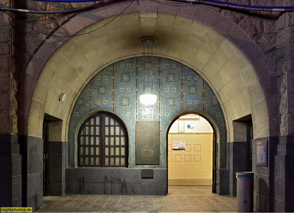 Hamburg. St. Pauli. Alter Elbtunnel. Erbaut 1907-1911 von Ludwig Raabe und Otto Wöhlecke. Zugangsbauwerk Nordseite. Portal für Fussgänger. Bei den Landungsbrücken