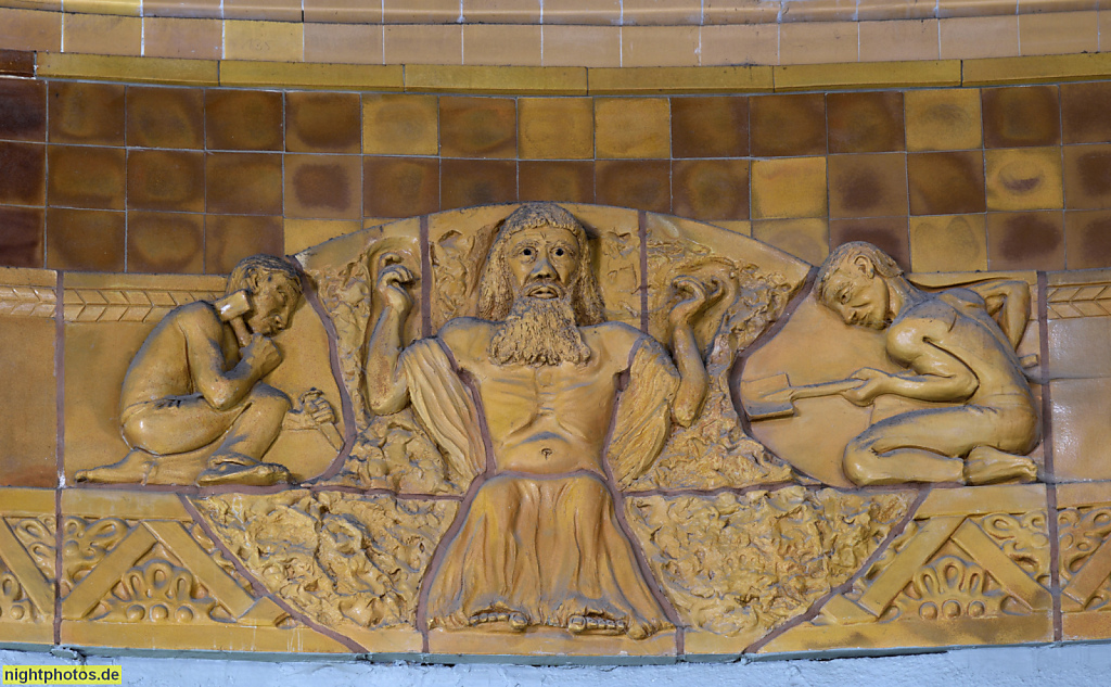 Hamburg. St. Pauli. Alter Elbtunnel. Erbaut 1907-1911 von Ludwig Raabe und Otto Wöhlecke. Zugangsbauwerk Nordseite. Keramische Wandplastik von H.Perl. Bei den Landungsbrücken