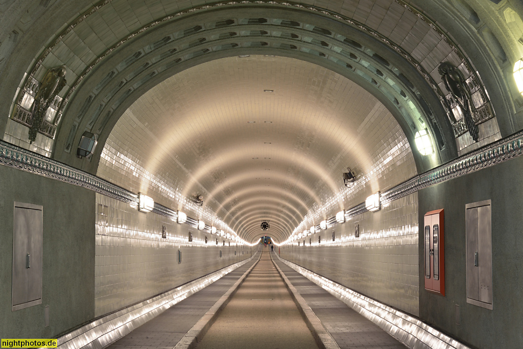 Hamburg. St. Pauli. Alter Elbtunnel. Erbaut 1907-1911 von "Architekt Baurat Ludwig Wendemuth". Tunnelröhre. Keramische Wandplastik von H.Perl. Bei den Landungsbrücken