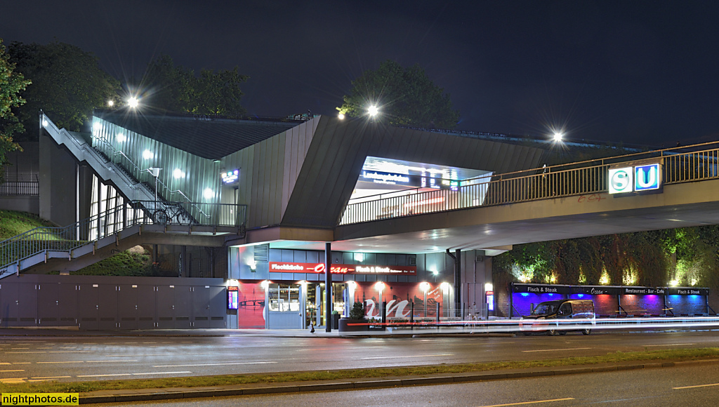 Hamburg. Neustadt. Bahnhof Landungsbrücken. Erbaut 1906 von Johann Emil Schaudt und Walter Puritz. Umbau 1959 von Hans L. M. Loop und Fritz Trautwein mit überdachter Treppe und Fussgängerbrücke