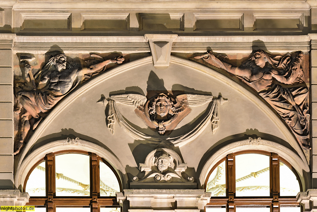 Berlin Mitte Gesundbrunnen. Bibliothek am Luisenbad seit 1995. Erbaut 1888 von Carl Galuschki im Neorenaissance Stil. Bauplastik am Portal