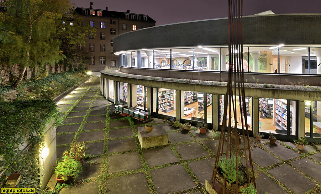 Berlin Mitte Gesundbrunnen. Bibliothek am Luisenbad seit 1995. Erbaut 1888 von Carl Galuschki im Neorenaissance Stil. Neubau von 1995