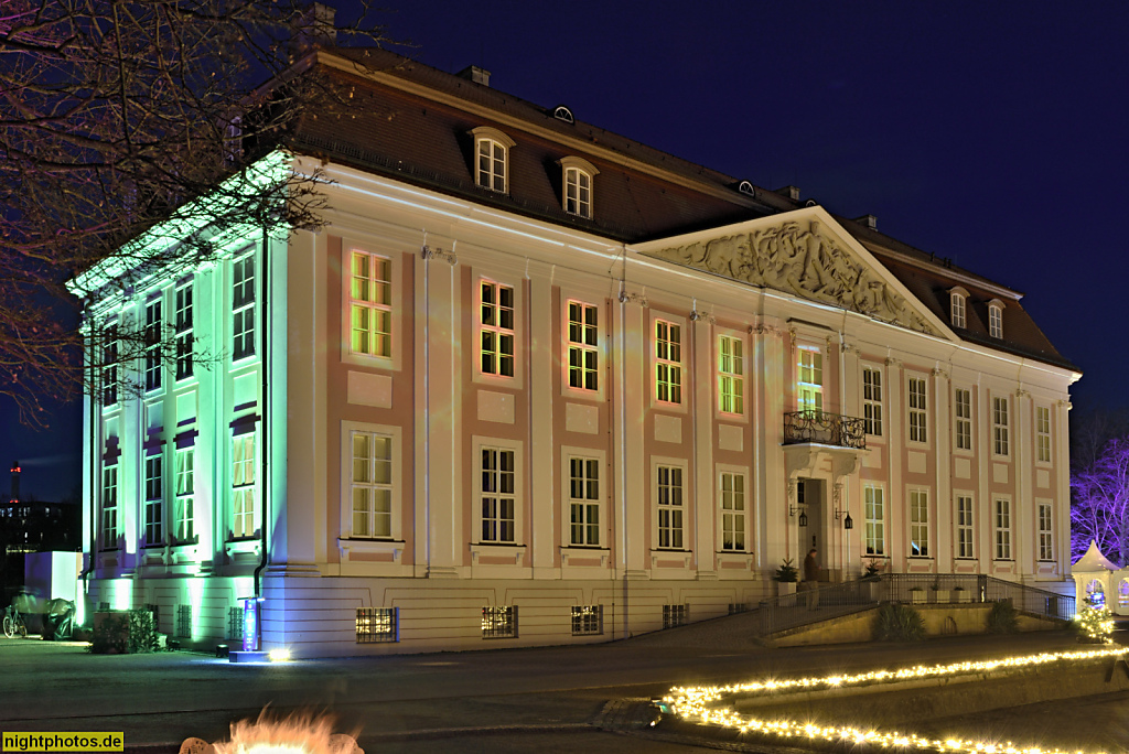 Berlin Lichtenberg. Schloss Friedrichsfelde. Erbaut 1685 als Schloss Rosenfelde von Johann Arnold Nering. Umbau und Erweiterung frühklassizistisch 1719 von Hofbaumeister Martin Heinrich Böhme. Am Tierpark 41