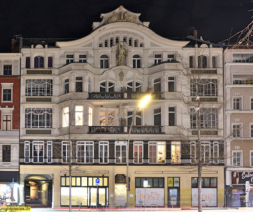 Berlin Mitte Gesundbrunnen. Wohn- und Geschäftshaus erbaut 1904-1905 von Carl Galuschki und Architekt und Maurermeister Emil Galuschky. Badstrasse 35