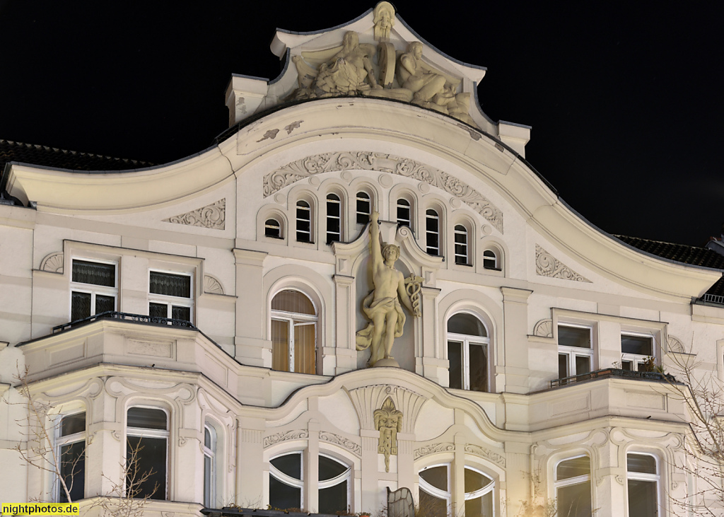 Berlin Mitte Gesundbrunnen. Wohn- und Geschäftshaus erbaut 1904-1905 von Carl Galuschki und Architekt und Maurermeister Emil Galuschky. Badstrasse 35