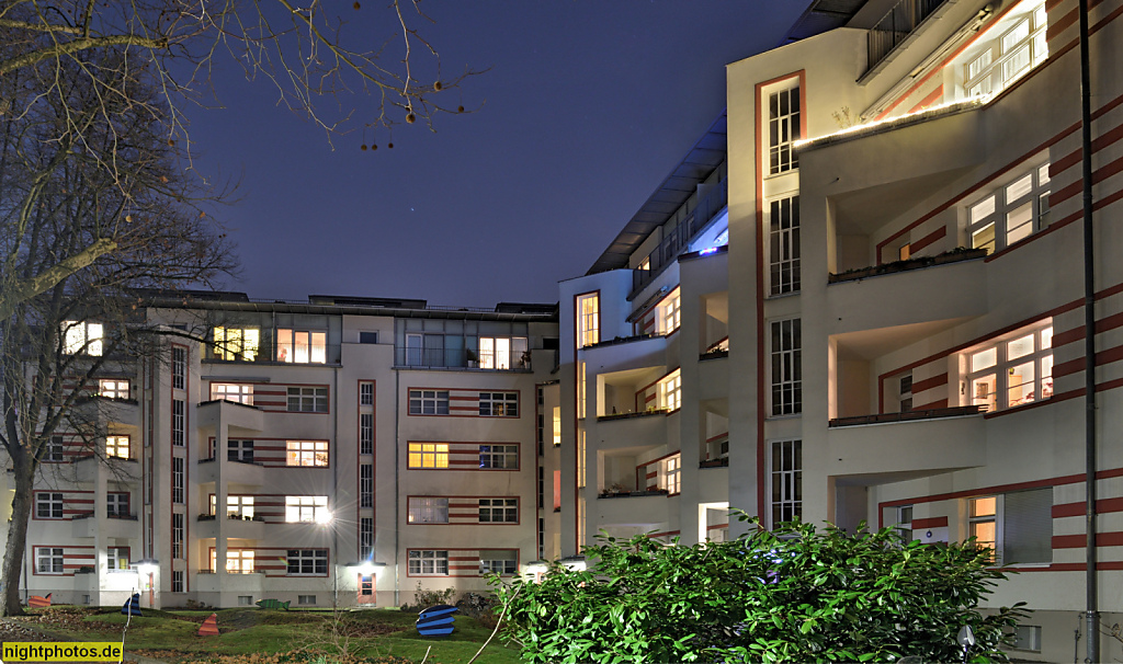 Berlin Steglitz. Mietshaus der GeWoSüd. Erbaut ab 1925 im Stil des 'Neuen Bauens'. Dachwohnungen erbaut 2003-2006 von Carlos Zwick Architekten. Am Eichgarten 7-12