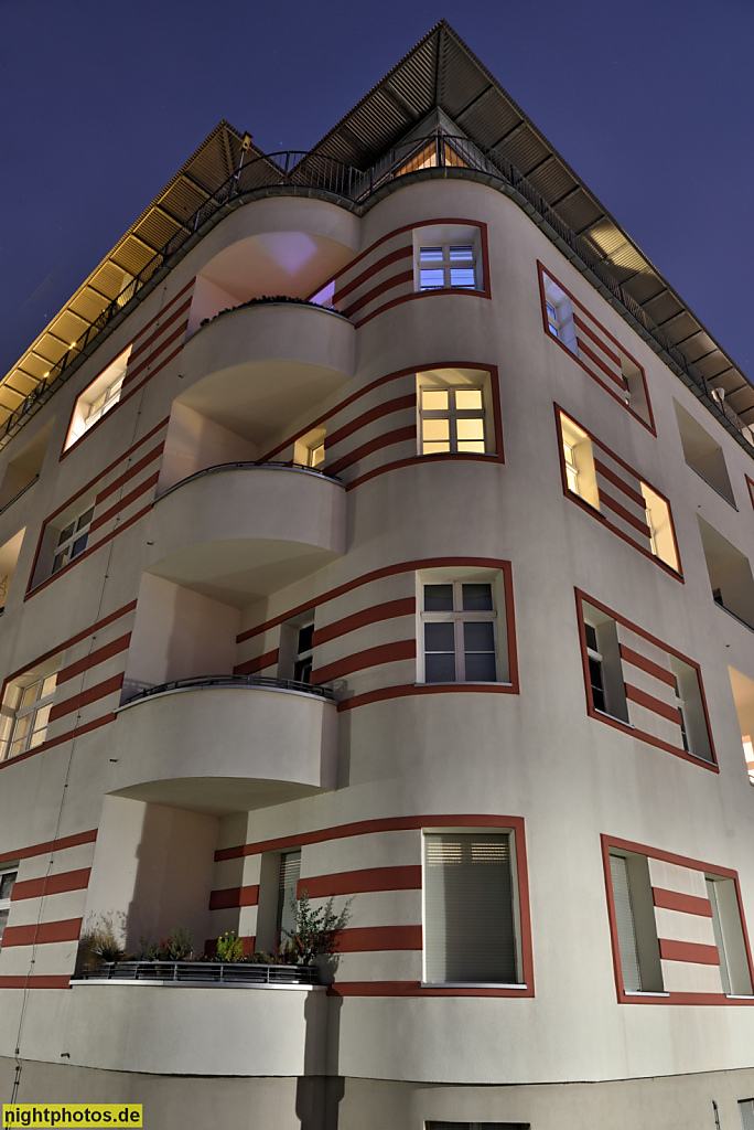 Berlin Steglitz. Mietshaus der GeWoSüd. Erbaut ab 1925 im Stil des 'Neuen Bauens'. Dachwohnungen erbaut 2003-2006 von Carlos Zwick Architekten. Am Eichgarten 7-12