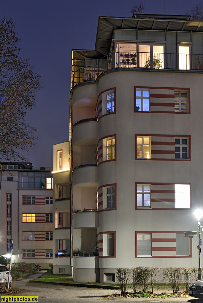 Berlin Steglitz. Mietshaus der GeWoSüd. Erbaut ab 1925 im Stil des 'Neuen Bauens'. Dachwohnungen erbaut 2003-2006 von Carlos Zwick Architekten. Am Eichgarten 7-12