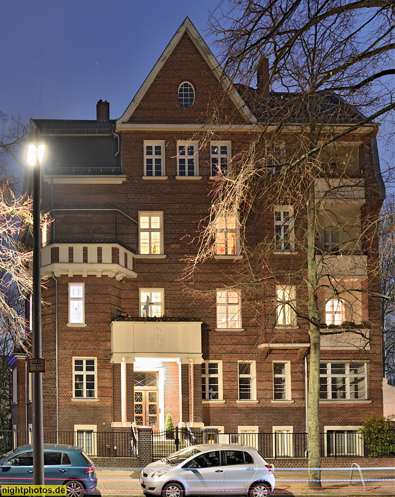 Berlin Lankwitz. Mehrfamilienhaus erbaut 1910 von Ludwig Otte für Baugeschäft Alfons Balder. Leonorenstrasse 3