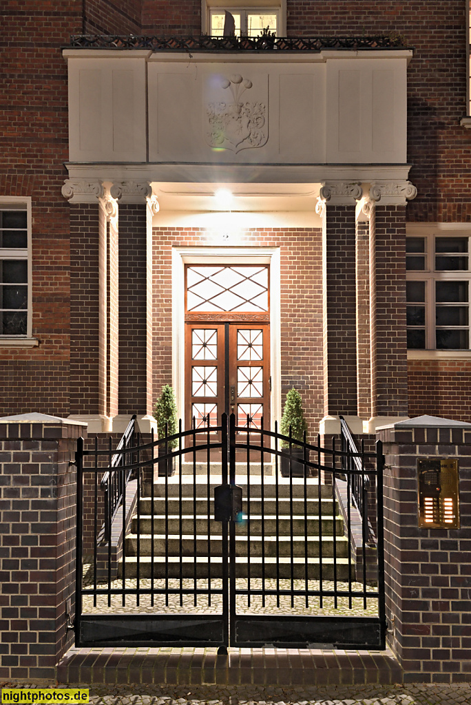 Berlin Lankwitz. Mehrfamilienhaus erbaut 1910 von Ludwig Otte für Baugeschäft Alfons Balder. Leonorenstrasse 3